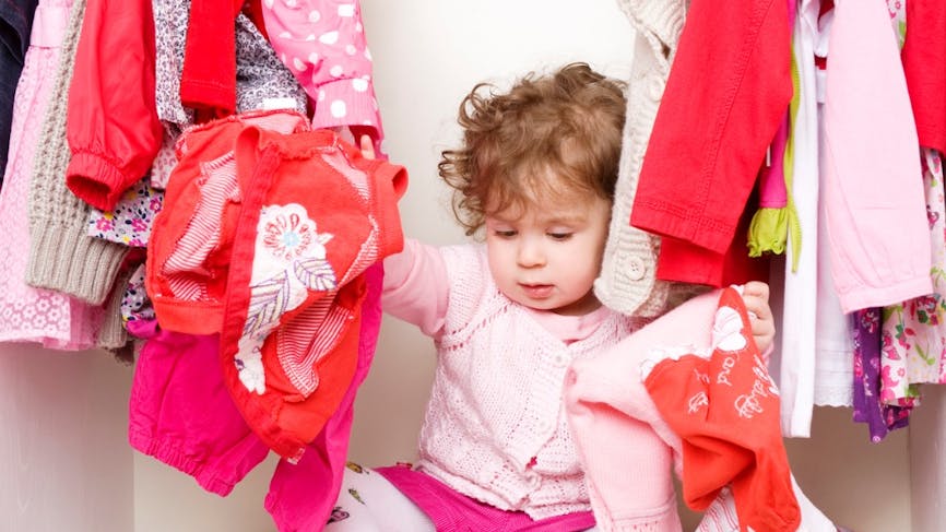Une mère explique pourquoi elle laisse sa fille porter des vêtements dépareillés