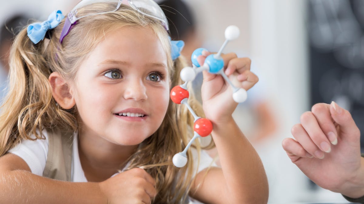 Pour inciter votre fille, dites “faire de la science” plutôt que “devenir scientifique”