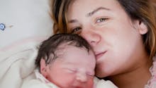 Un bébé vient au monde dans son sac amniotique : les incroyables images