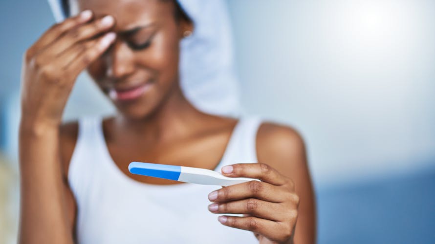 femme triste devant les résultats d'un test de grossesse
