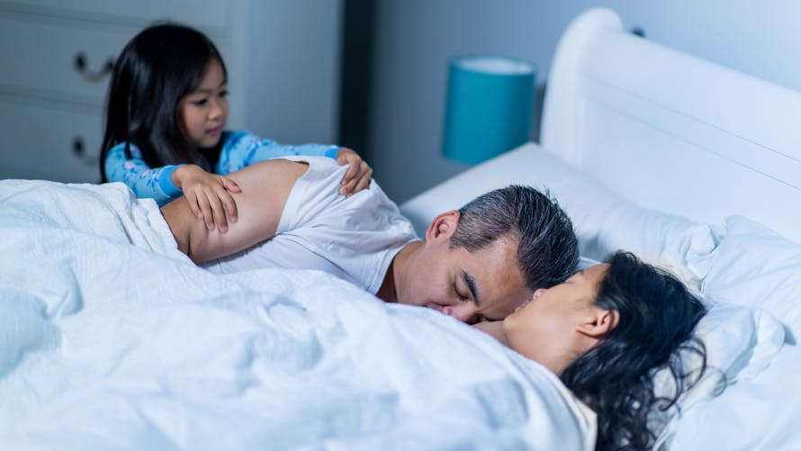 sommeil : quand bébé vient réveiller les parents plusieurs fois par nuit