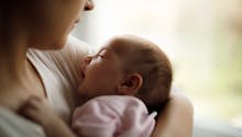 Une maman raconte : comment ma peur de mal faire a gâché mes premiers mois avec bébé
