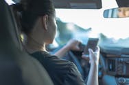 Au volant, la manipulation d'un téléphone double le risque d'accident chez les adolescents