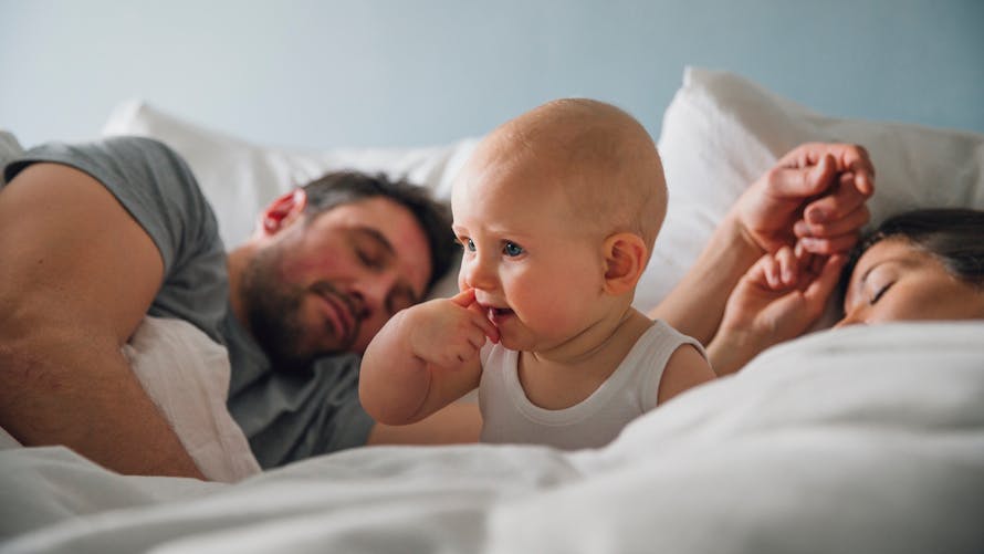 Devenir parent se traduirait par six ans de sommeil perturbé