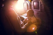 La bonne idée d'une maman face aux pleurs de son bébé dans l'avion
