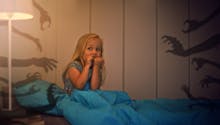 Monstre sous le lit : les conseils d’une psy pour aider son enfant face à ses angoisses