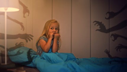Monstre sous le lit : les conseils d’une psy pour aider son enfant face à ses angoisses