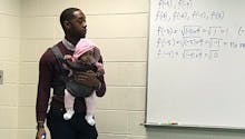 Ce prof donne un cours de maths avec le bébé d'un élève dans les bras (photo)