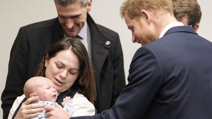 Le prince Harry a une touchante réaction devant un bébé de 5 mois