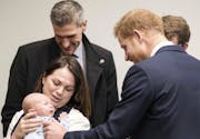 Le prince Harry a une touchante réaction devant un bébé de 5 mois