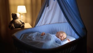 Une nounou la nuit pour garder bébé, pour ou contre ?