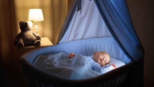 Une nounou la nuit pour garder bébé, pour ou contre ?