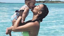 Kim Kardashian : à 1 an, sa fille se débrouille déjà très bien avec des talons hauts ! (Vidéo)