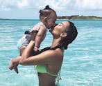 Kim Kardashian : à 1 an, sa fille se débrouille déjà très bien avec des talons hauts ! (Vidéo)