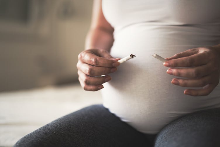 Grossesse : fumer une cigarette par jour double le risque de mort subite du nourrisson