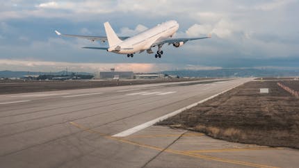 Une mère oublie son bébé à l’aéroport : l’avion fait demi-tour pour le récupérer