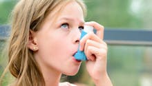 Chez l'enfant, la vitamine D peut protéger contre l'asthme associé à la pollution