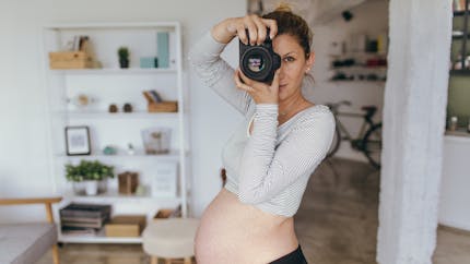 Photographe de profession, elle immortalise elle-même son accouchement (photos)