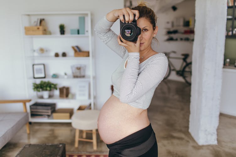 Photographe de profession, elle immortalise elle-même son accouchement (photos)