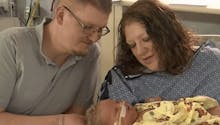 Elle met au monde un bébé de 6,8 kg : le récit de son accouchement éprouvant