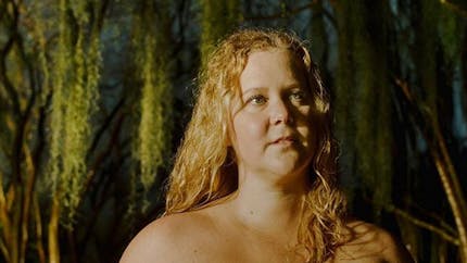 Amy Schumer enceinte : elle pose nue pour prôner le body positive face aux critiques (photos)