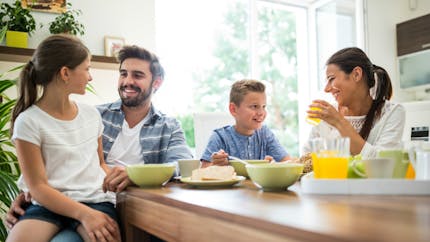 Le petit-déjeuner en famille aide les enfants à acquérir une bonne image de leur corps