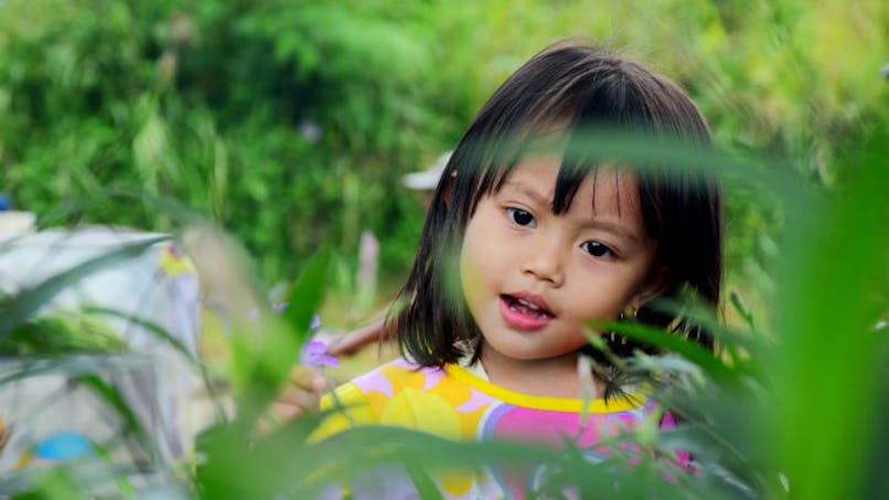 petite fille dans un jardin
