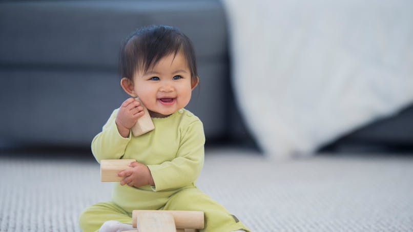 bébé joue par terre