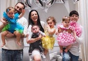 Infertilité : après FIV et GPA, un couple se retrouve avec 4 enfants en 13 mois seulement