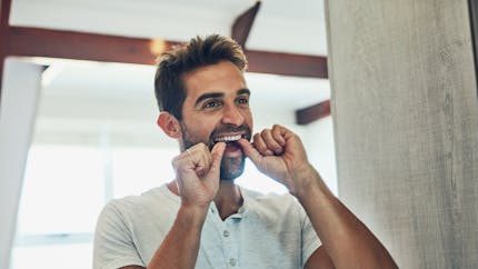 Une bonne hygiène buccale peut aider les hommes à éviter la dysfonction érectile