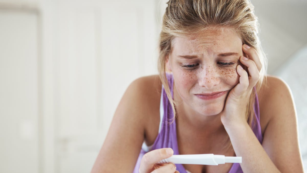 adolescente désespérée devant son test de grossesse