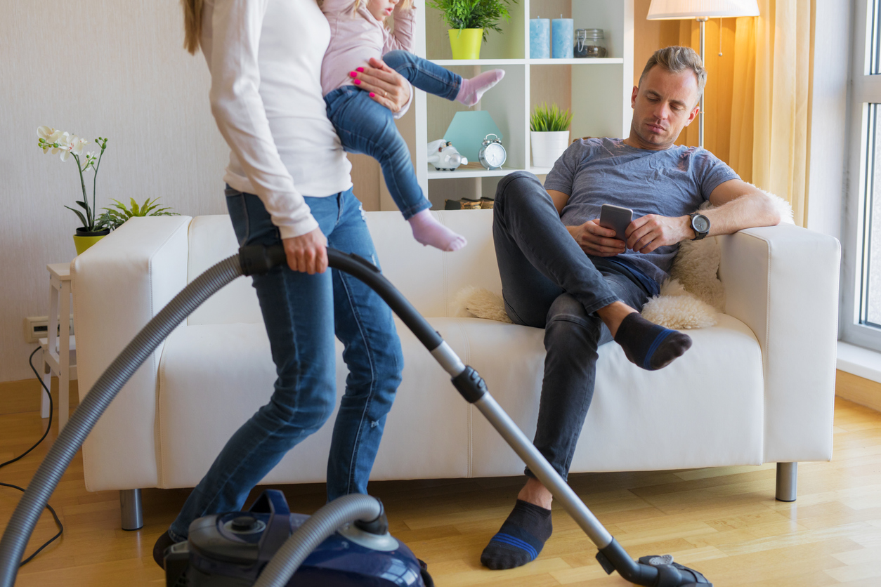 Tâches ménagères  les femmes en couple en font plus que les mères