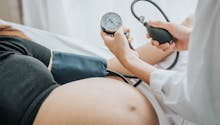 Un excès de poids dans l'enfance favorise l'hypertension pendant la grossesse
