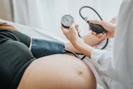 Un excès de poids dans l'enfance favorise l'hypertension pendant la grossesse
