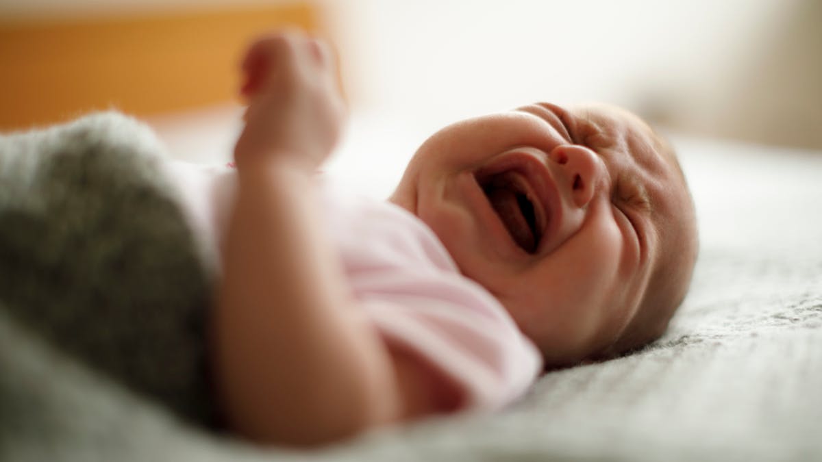 Laisser bébé pleurer au lit : les propos d’un économiste choquent la toile