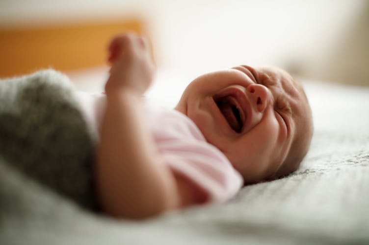 Laisser bébé pleurer au lit : les propos d’un économiste choquent la toile