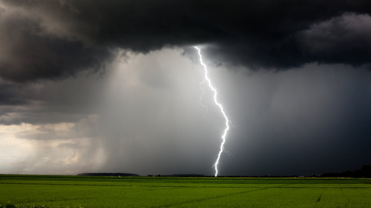 Enfants Frappes Par La Foudre Les Precautions A Prendre En Cas D Orage Parents Fr Enfants Frappes Par La Foudre Les Precautions A Prendre En Cas D Orage Parents Fr