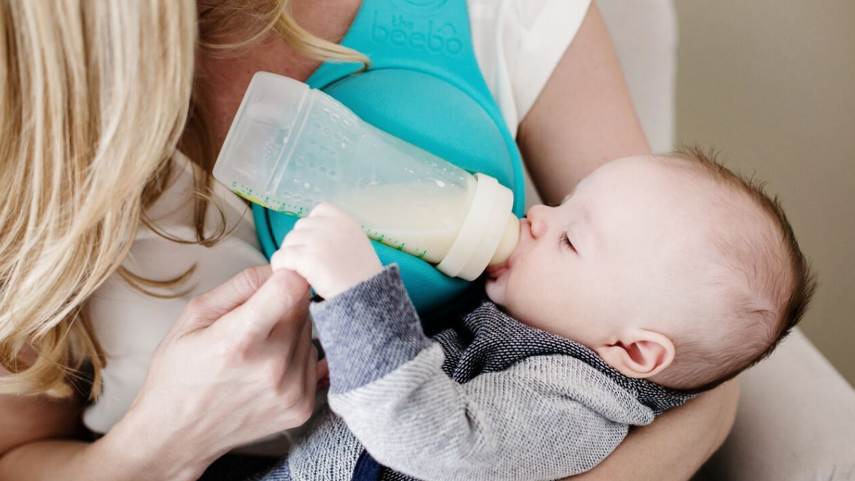 The Beebo Un Porte Biberon Innovant Pour Faciliter Le Moment Du Repas Avec Bebe Parents Fr