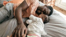 Il se filme en pleine conversation avec son bébé : son adorable vidéo fait le buzz