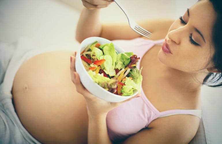 femme enceinte mangeant