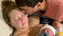 Cicatrice, tire-lait et grosse culotte : Amy Schumer sans filtre après accouchement (photos)