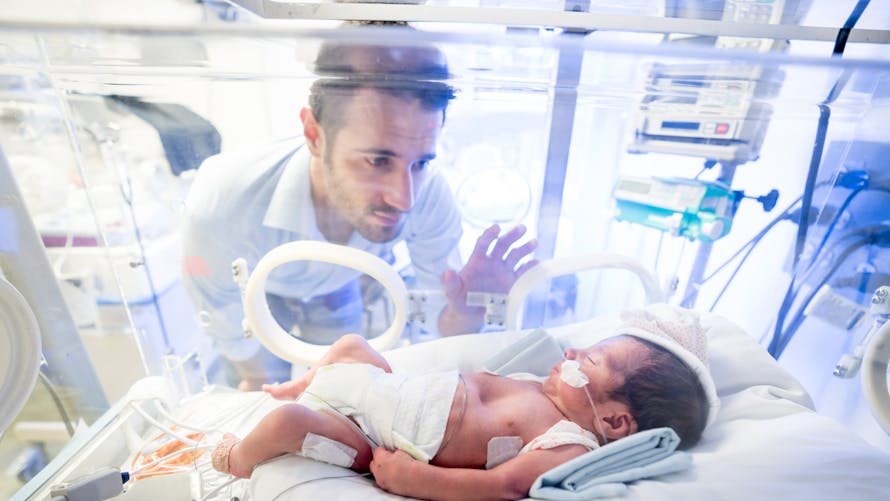 Congé paternité : 30 jours supplémentaires accordés aux pères de bébés hospitalisés après la naissance