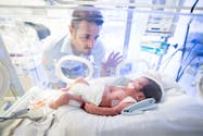 Congé paternité : 30 jours supplémentaires accordés aux pères de bébés hospitalisés après la naissance