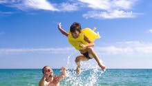 La chronique de Julien Blanc-Gras : “Comment le papa apprend à l'enfant à nager”