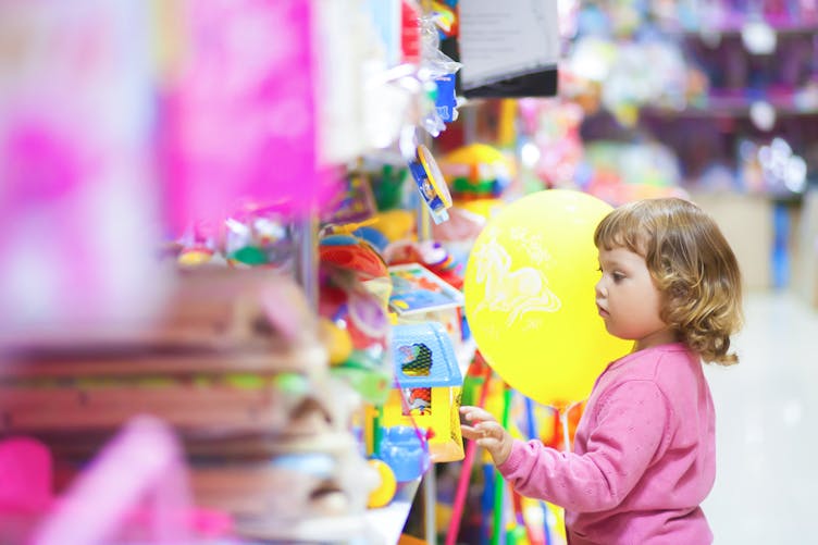 Jouets, confettis, gobelet pour bébé : les récents rappels de produits pour enfant
