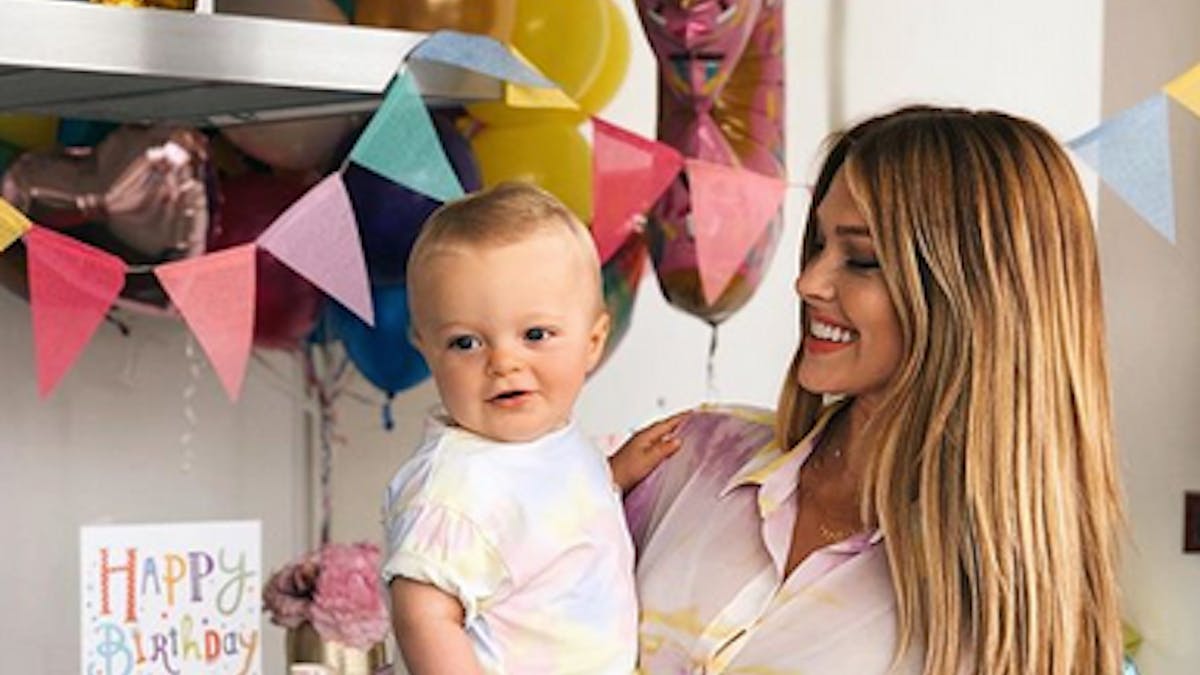 Caroline Receveur Un Anniversaire Arc En Ciel Pour Son Bebe Parents Fr Caroline Receveur Un Anniversaire Arc En Ciel Pour Son Bebe Parents Fr