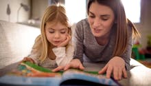 La lecture à la maison pendant la petite enfance favorise les résultats scolaires au collège