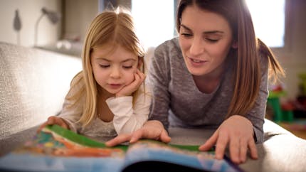 La lecture à la maison pendant la petite enfance favorise les résultats scolaires au collège