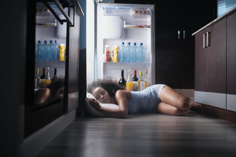 femme dormant devant réfrigérateur