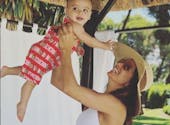 Eva Longoria prend la pose à la plage avec son fils Santiago (photo)